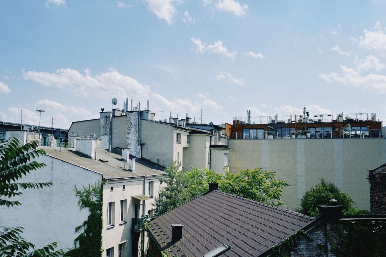 services-02 A picturesque view of Krakóws residential rooftops on a bright and sunny day.